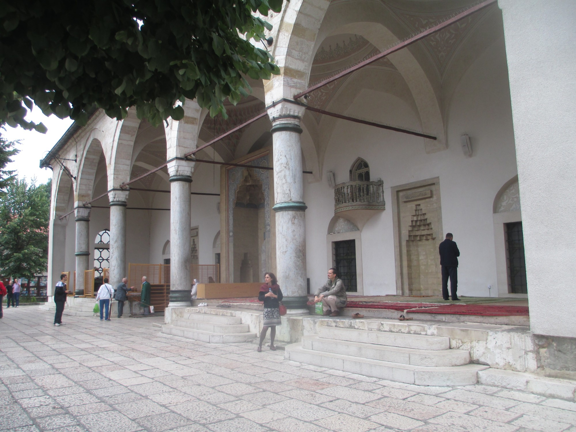 Сараево. Около мечети Гази Хусрев-Бей. (07.09.2015)