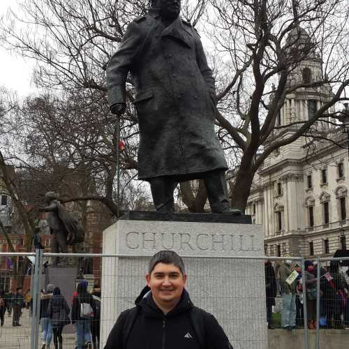 Лондон. Я у памятника Черчиллю. (01.01.2016)