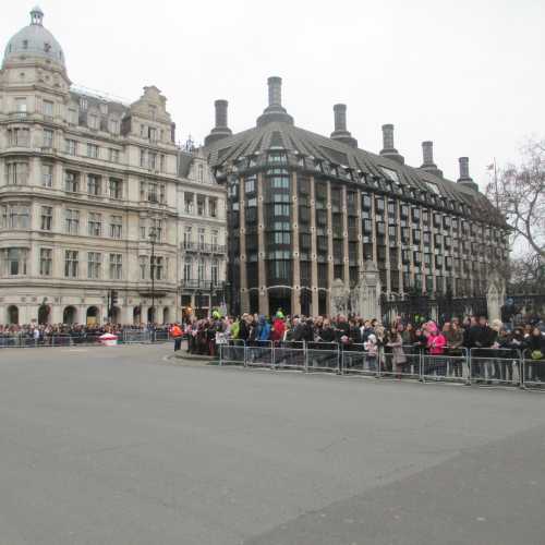 Лондон. Народ в ожидании Лондонского новогоднего парада. (01.01.2016)