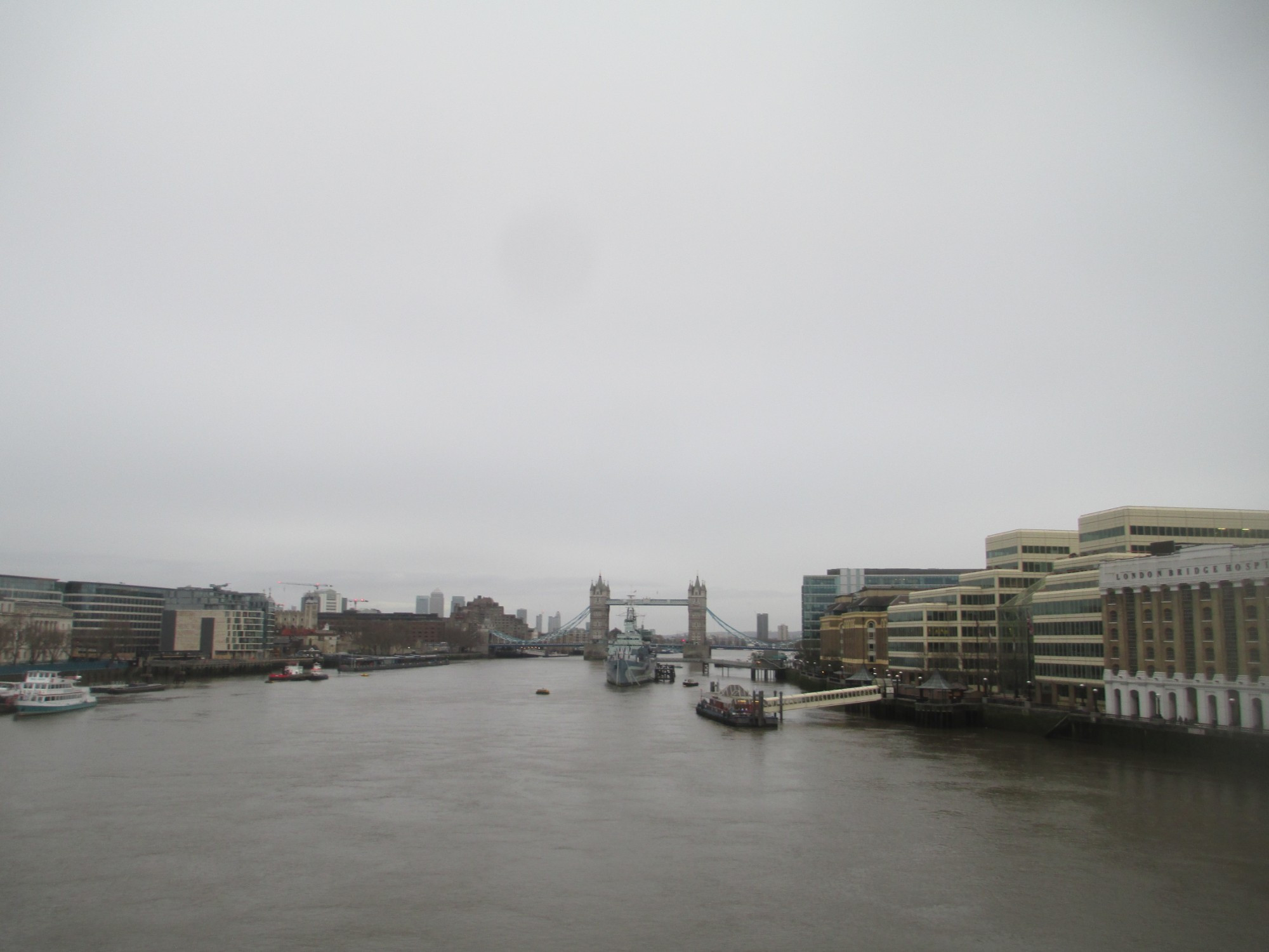 Лондон. Вид на Темзу с Лондонского моста. (03.01.2016).