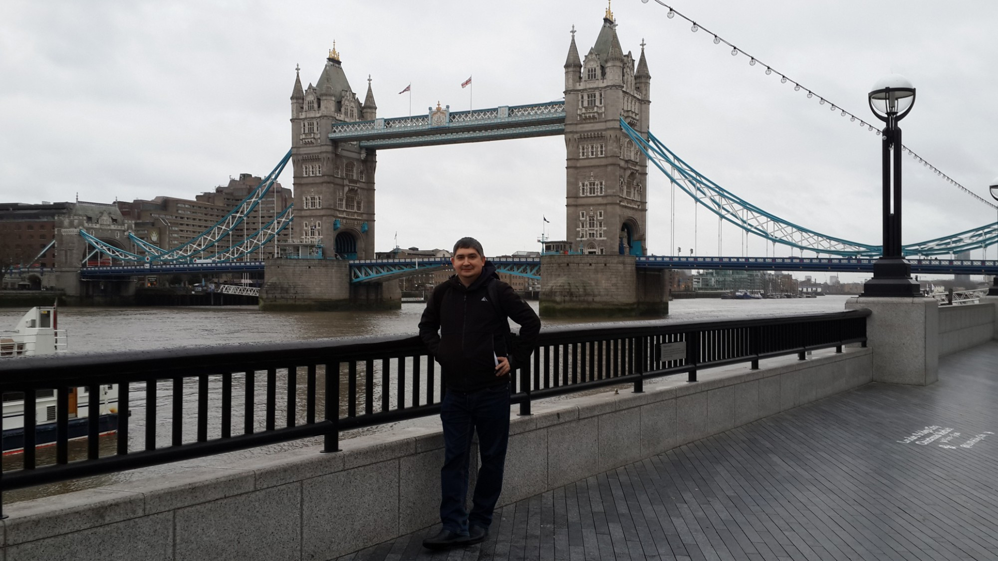 Лондон. Я на фоне Тауэрского моста. (03.01.2016).