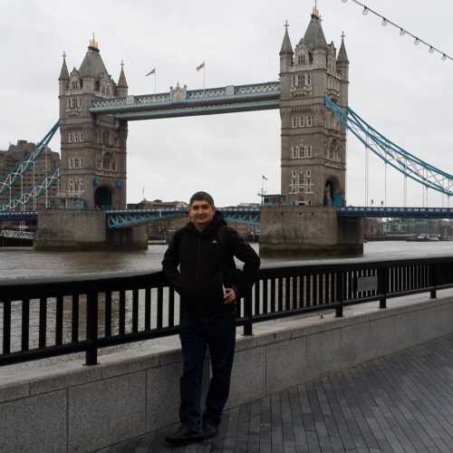 Лондон. Я на фоне Тауэрского моста. (03.01.2016).