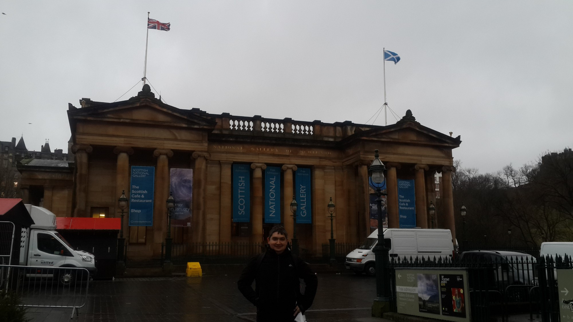 Эдинбург. Я у Национальной галереи Шотландии. (05.01.2016).