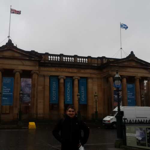 Эдинбург. Я у Национальной галереи Шотландии. (05.01.2016).
