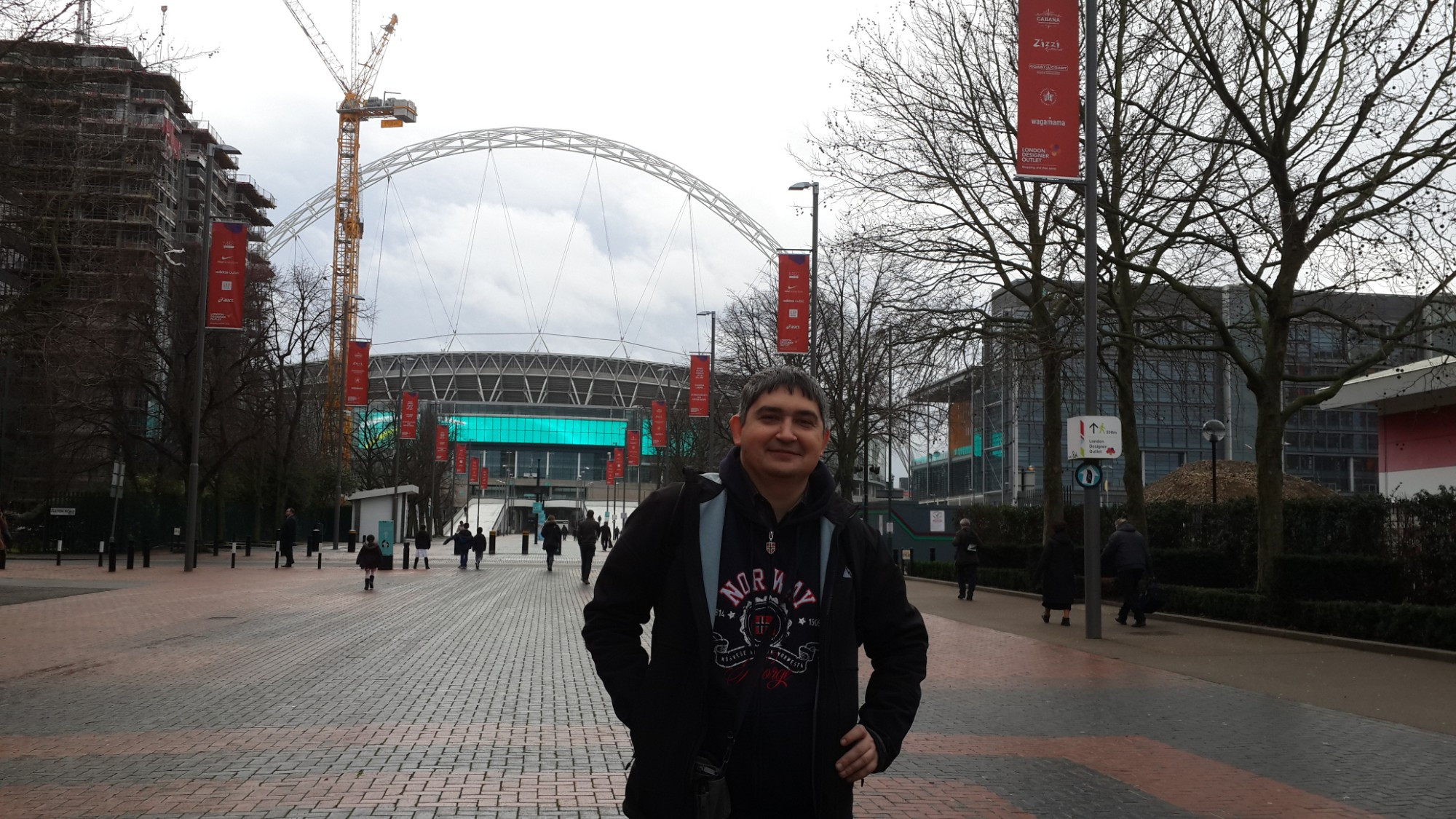 Лондон. Я у стадиона Уэмбли. (04.01.2016).