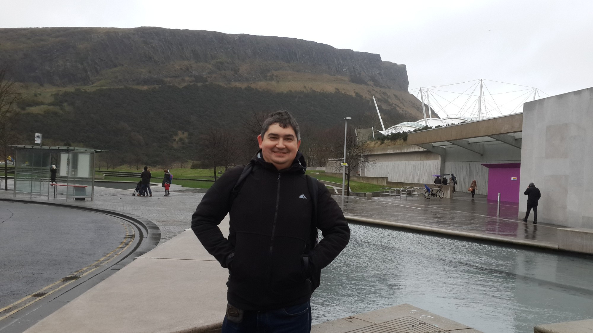 Эдинбург. Я на фоне холма Трон Артура. (05.01.2016).