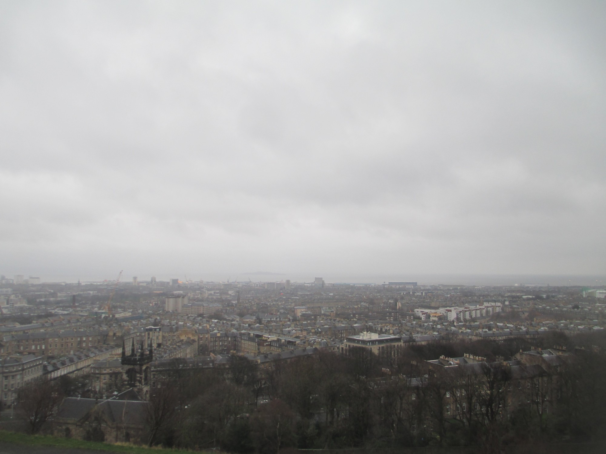 Вид на Эдинбург с холма Калтон Хилл. (05.01.2016).