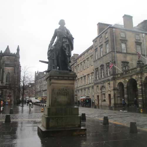 Эдинбург. Памятник Адаму Смиту. (05.01.2016).
