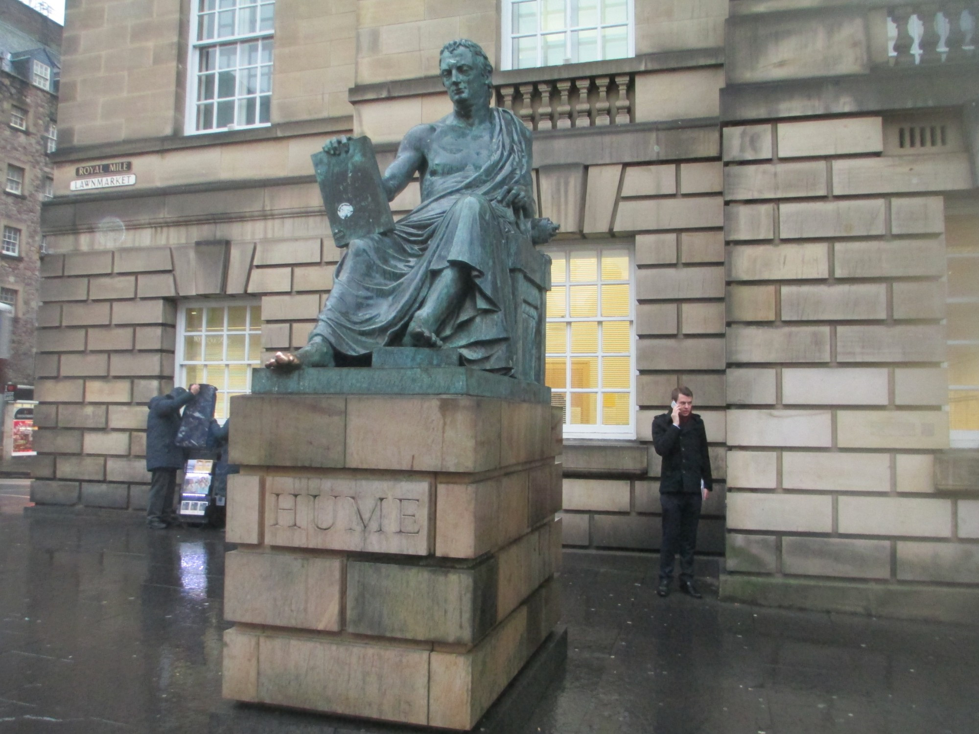 Эдинбург. Памятник Дэвиду Хьюму. (05.01.2016).