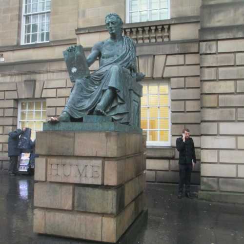 Эдинбург. Памятник Дэвиду Хьюму. (05.01.2016).