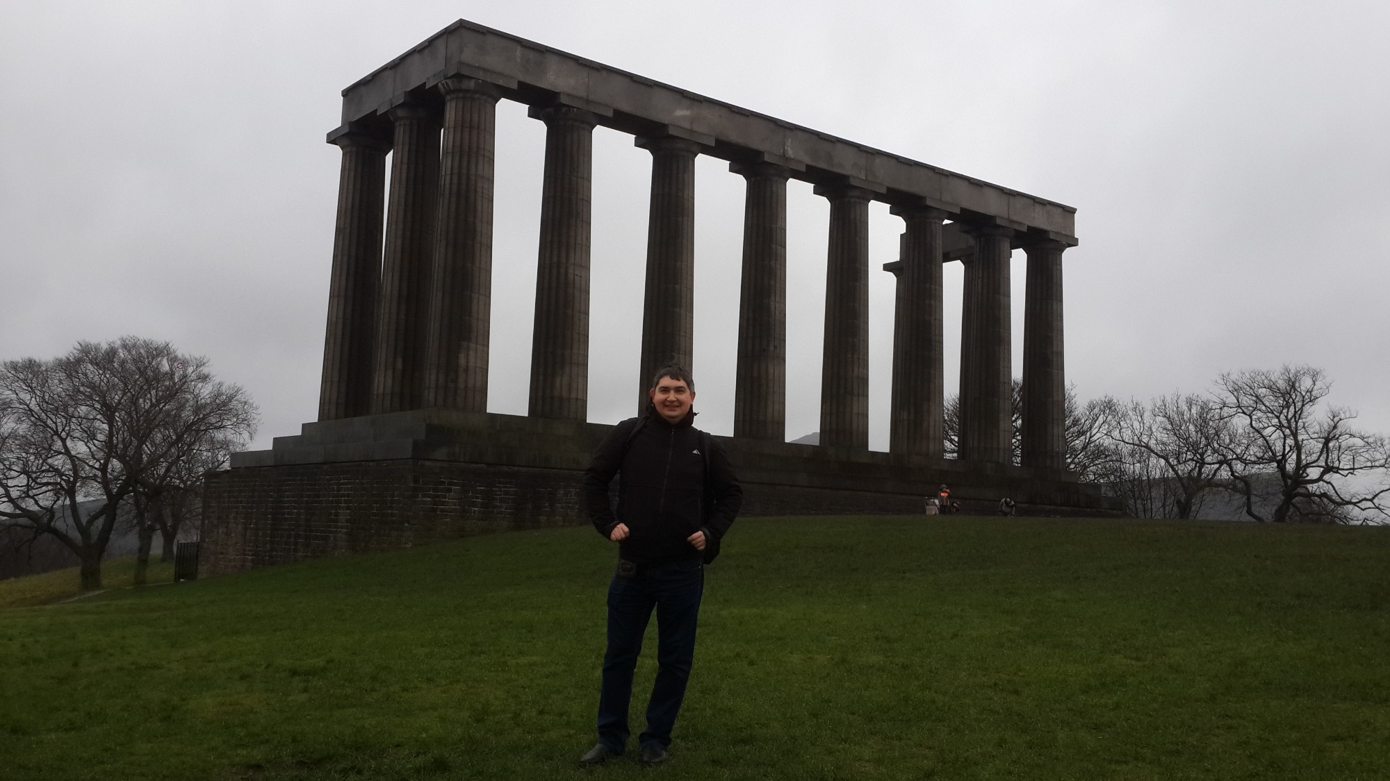 Эдинбург. Калтон Хилл. Я у Национального монумента. (05.01.2016).