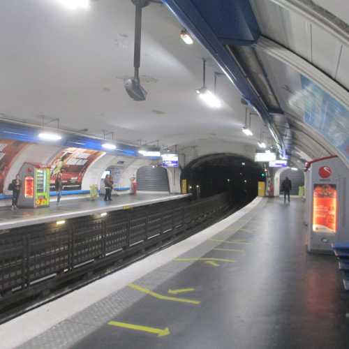 В парижском метро. (13.06.2016)