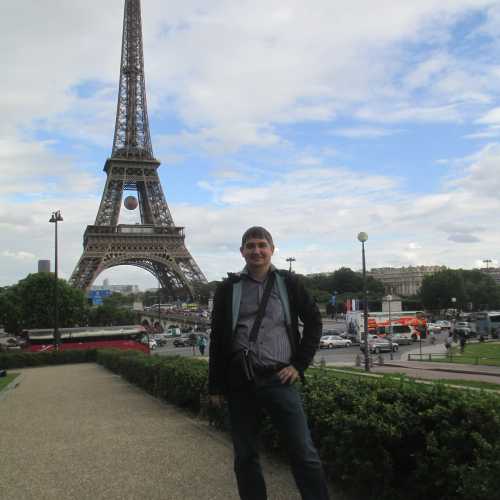 Париж. Я на фоне Эйфелевой башни. (14.06.2016)