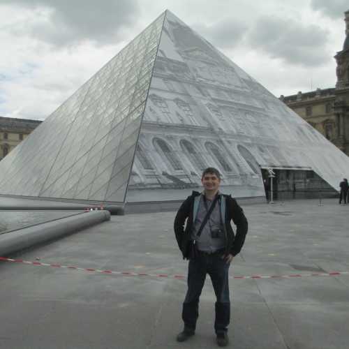 Париж. Я у пирамиды Лувра. (14.06.2016)