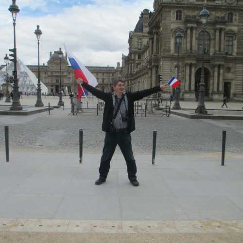 Париж. Я на фоне Лувра. (14.06.2016)