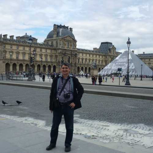 Париж. Я на фоне Лувра. (14.06.2016)