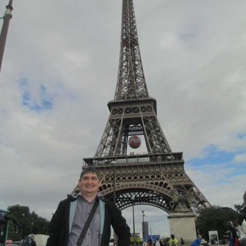 Париж. Я на фоне Эйфелевой башни. (14.06.2016)