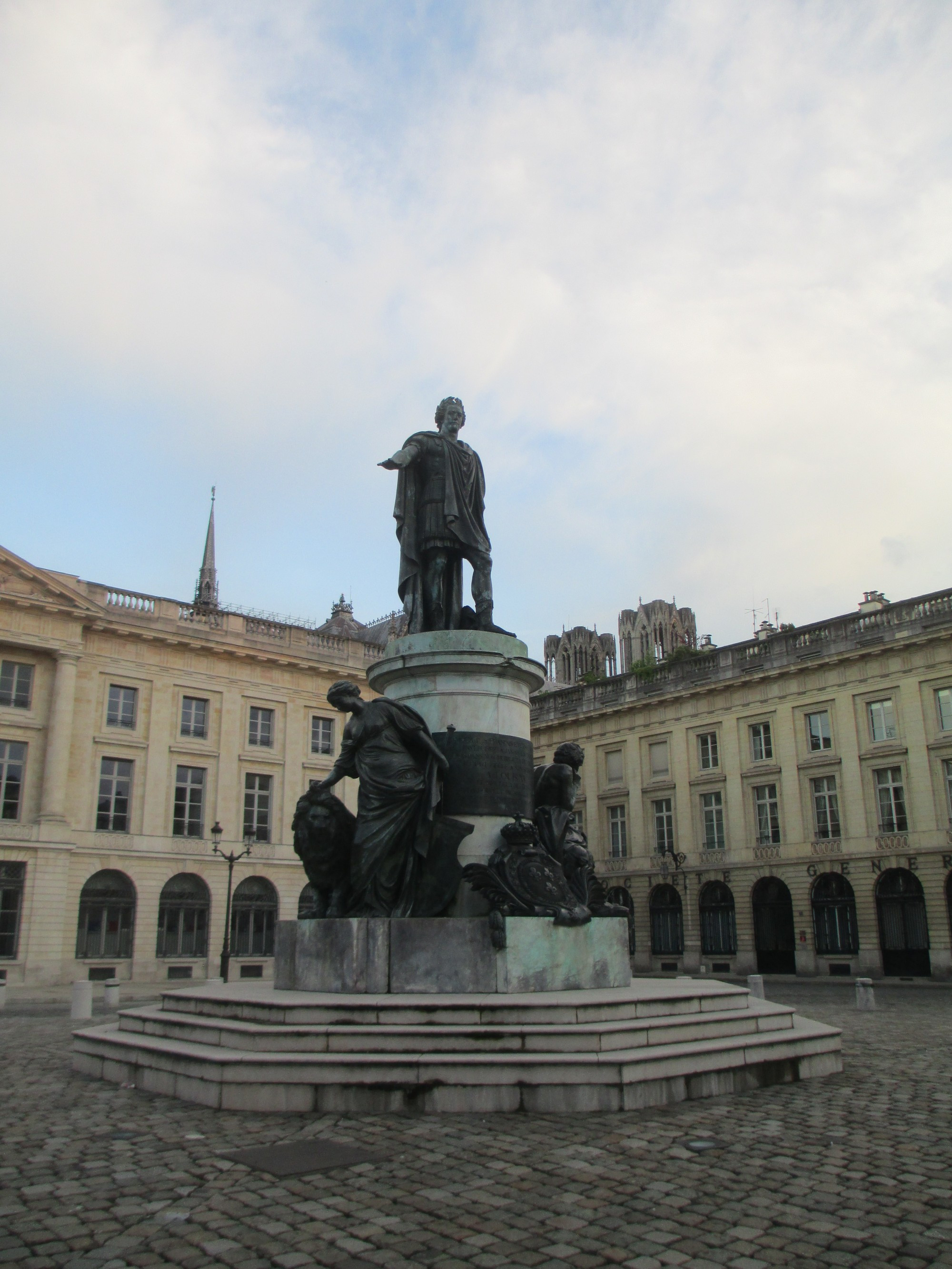 Реймс. Королевская площадь. Памятник Людовику XV. (15.06.2016)
