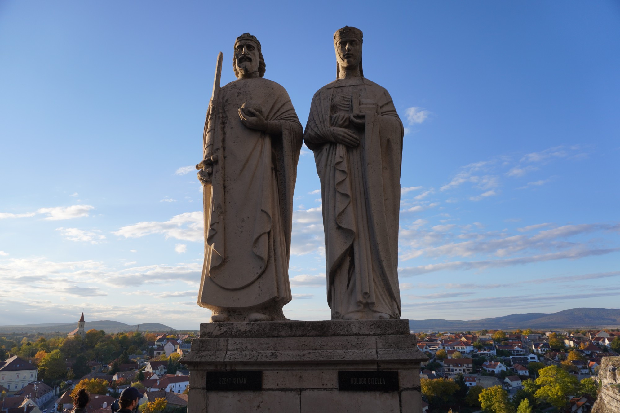 Веспрем. Крепостной квартал. Статуи короля Иштвана и королевы Гизеллы. (23.10.2021)