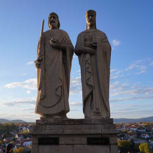 Веспрем. Крепостной квартал. Статуи короля Иштвана и королевы Гизеллы. (23.10.2021)