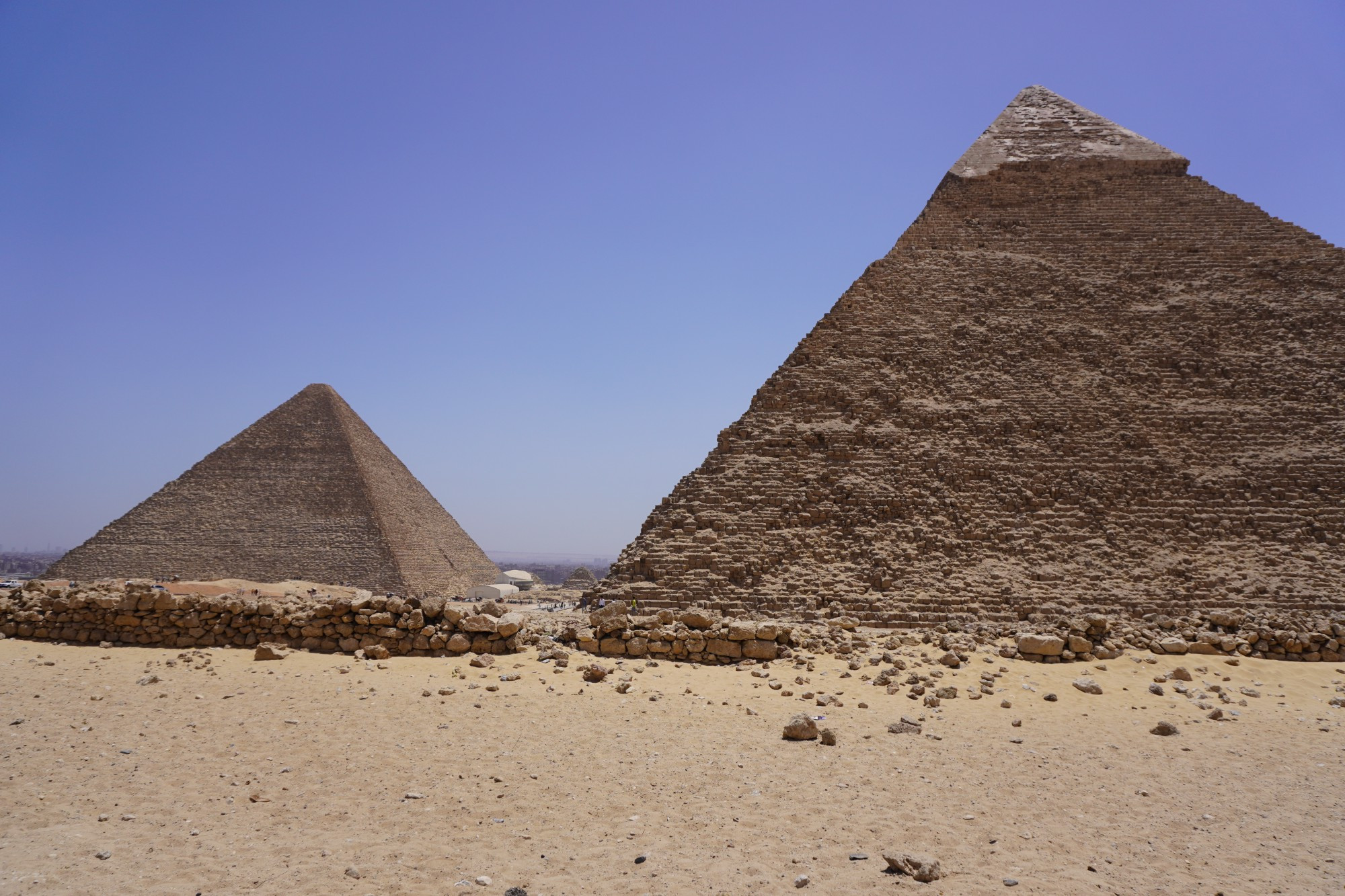 Плато Гиза. Пирамида Хефрена и Пирамида Хеопса вдали. (15.05.2021)