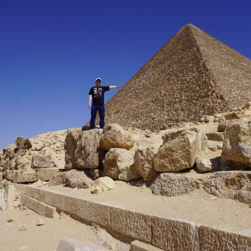 Плато Гиза. Я около пирамиды Хеопса. (15.05.2021)
