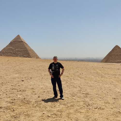 Я на фоне пирамид Гизы. (15.05.2021)