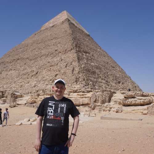 Плато Гиза. Я на фоне пирамиды Хефрена. (15.05.2021)