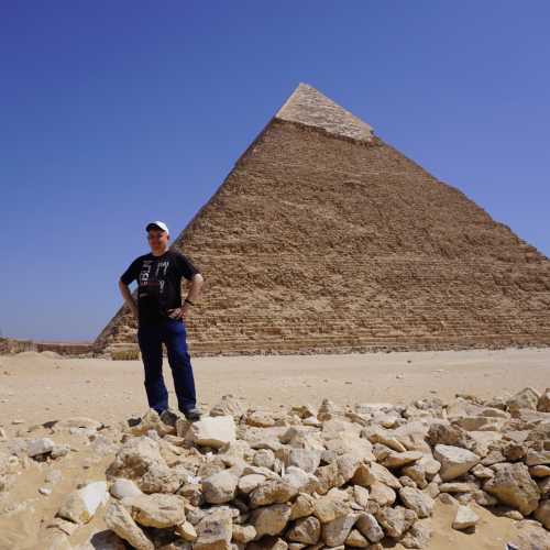 Плато Гиза. Я на фоне пирамиды Хефрена. (15.05.2021)