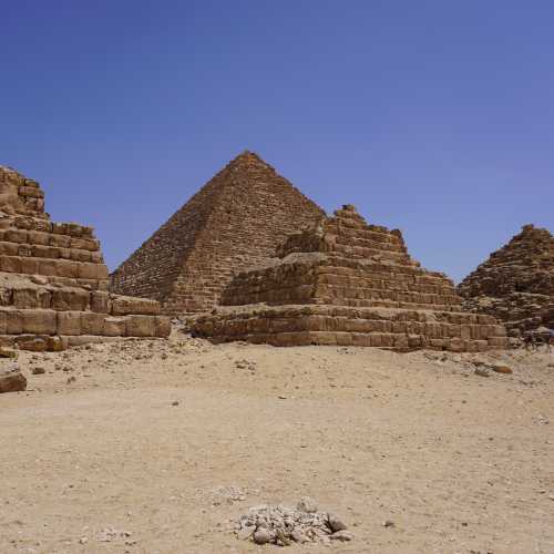 Плато Гиза. Пирамиды цариц перед пирамидой Микерина. (15.05.2021)