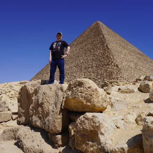 Плато Гиза. Я на фоне пирамиды Хеопса. (15.05.2021)