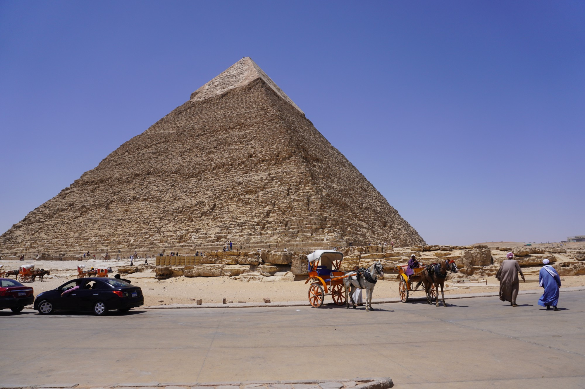 Плато Гиза. Транспорт у пирамиды Хефрена. (15.05.2021)
