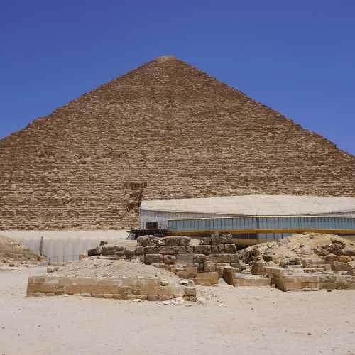 Плато Гиза. Пирамида Хеопса и музей Солнечной ладьи. (15.05.2021)