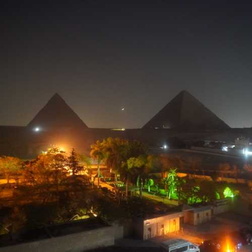 Гиза. Просмотр светового шоу у пирамид с террасы отеля Panorama Pyramids Inn. (15.05.2021)