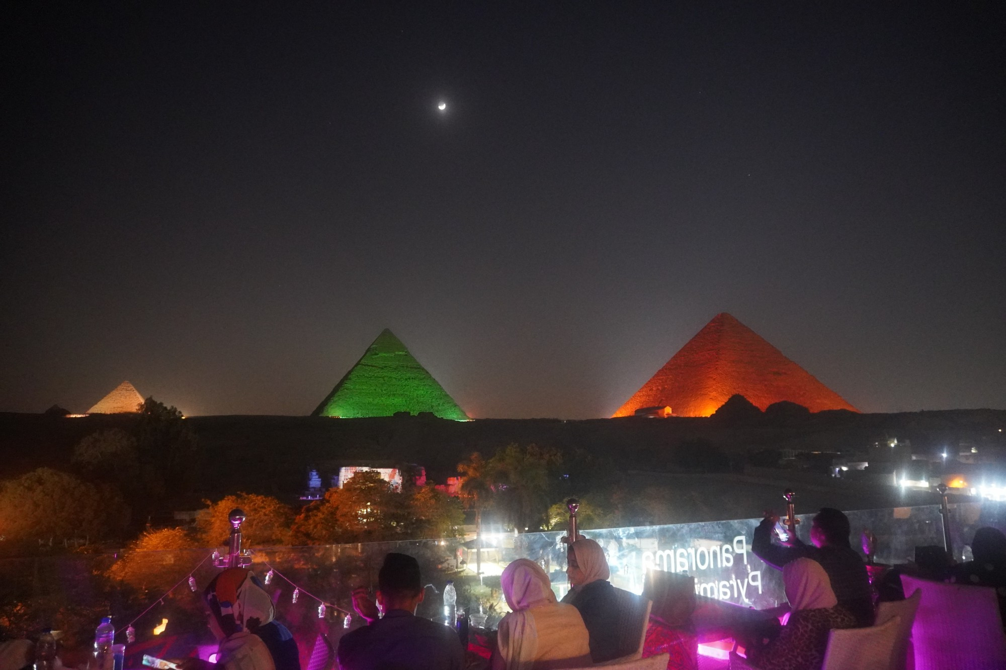 Гиза. Просмотр светового шоу у пирамид с террасы отеля Panorama Pyramids Inn. (15.05.2021)