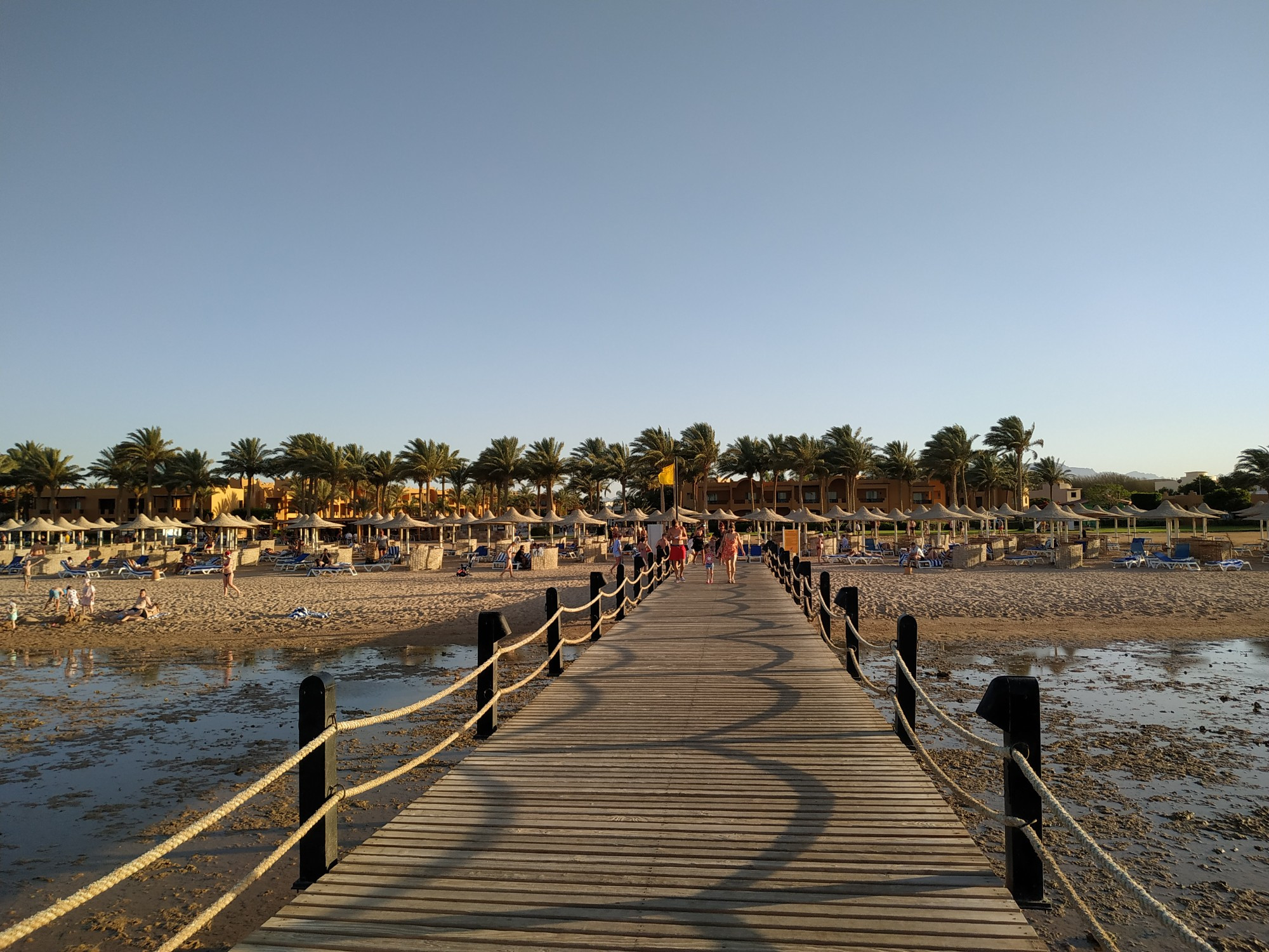 Макади-Бэй. Пляжный пирс отеля «Stella Di Mare Beach Resort & Spa». (19.05.2021)