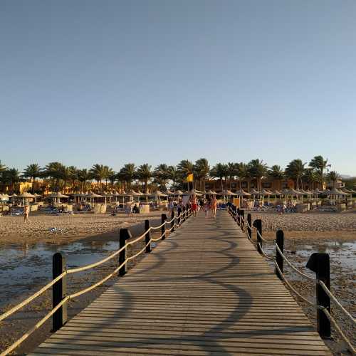 Макади-Бэй. Пляжный пирс отеля «Stella Di Mare Beach Resort & Spa». (19.05.2021)