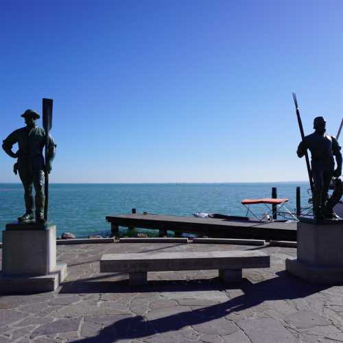 Балатонфюред. Памятник лодочнику и рыбаку. (24.10.2021)