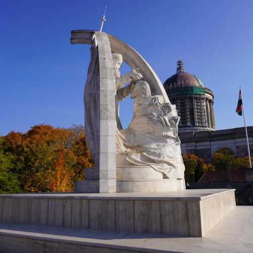Эстергом. Монумент в честь коронации Святого Иштвана. (27.10.2021)