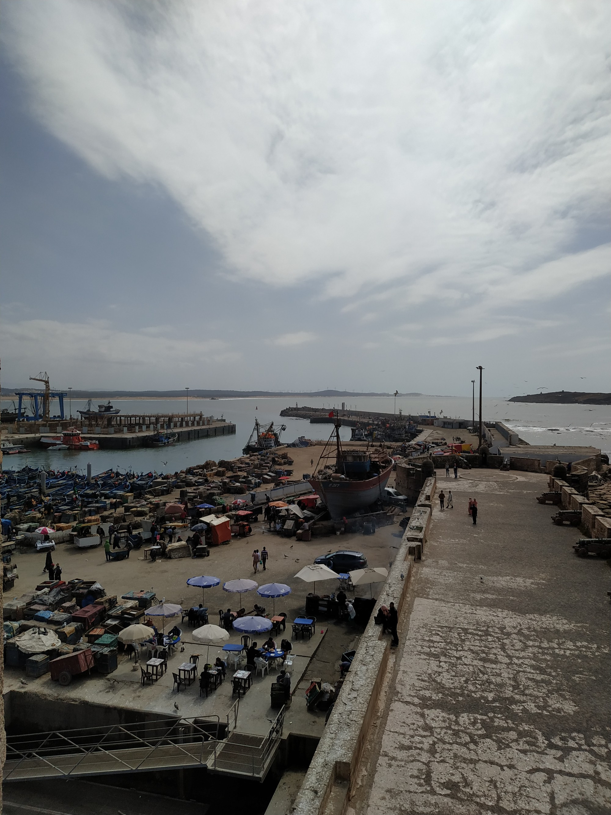 Эс-Сувейра. Вид на рыбный рынок с башни в Скала-дю-Порт. (15.03.2020)