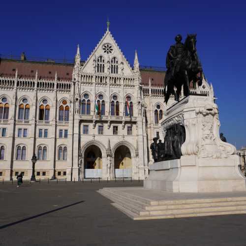 Будапешт. Памятник Дьюле Андраши у здания Парламента Венгрии. (28.10.2021)
