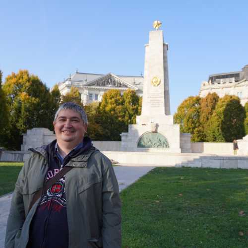Будапешт. Площадь Свободы. Я на фоне памятника советским солдатам. (28.10.2021)