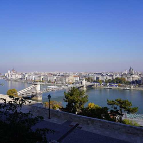 Будапешт. Королевский дворец. Вид на Дунай и цепной мост Сечени. (28.10.2021)