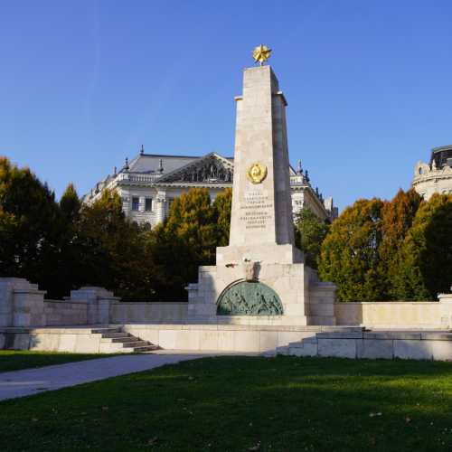 Будапешт. Площадь Свободы. Памятник советским солдатам. (28.10.2021)