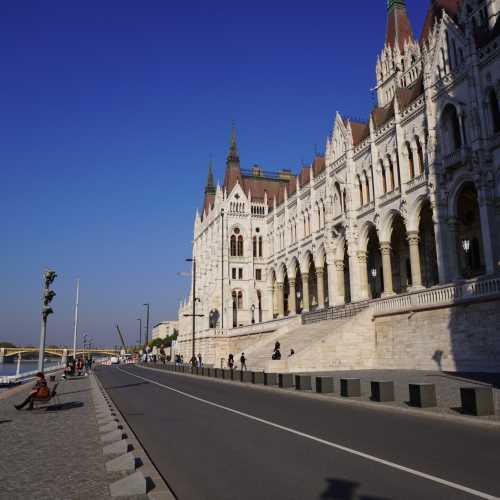Будапешт. Набережная в Пеште у здания Парламента. (28.10.2021)