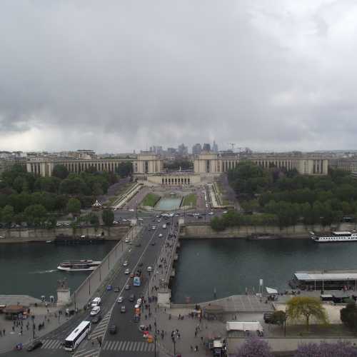 Париж. Вид на мост Иена и площадь Трокадеро с Эйфелевой башни. (26.04.2017)