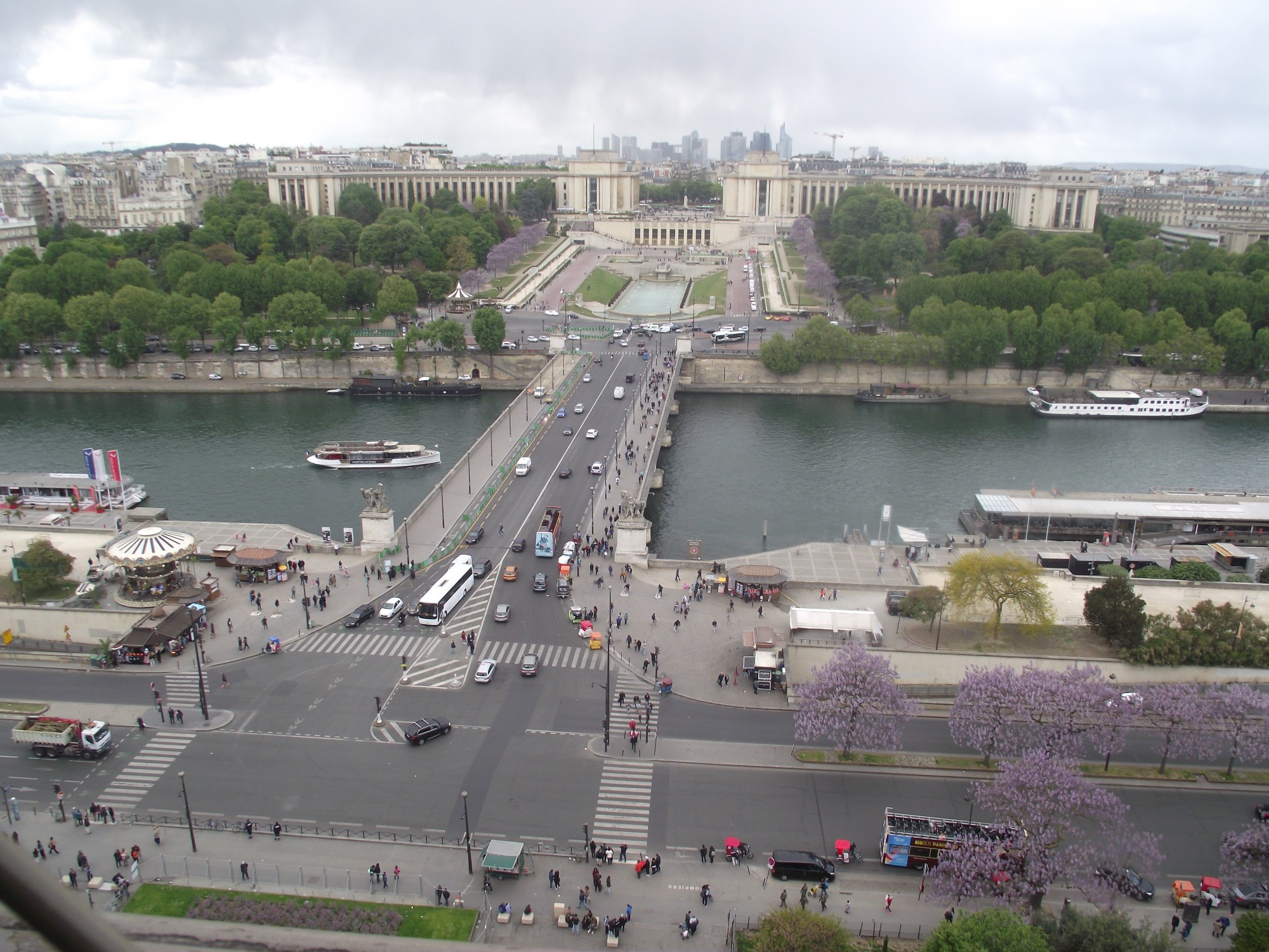Париж. Вид на мост Иена и площадь Трокадеро с Эйфелевой башни. (26.04.2017)