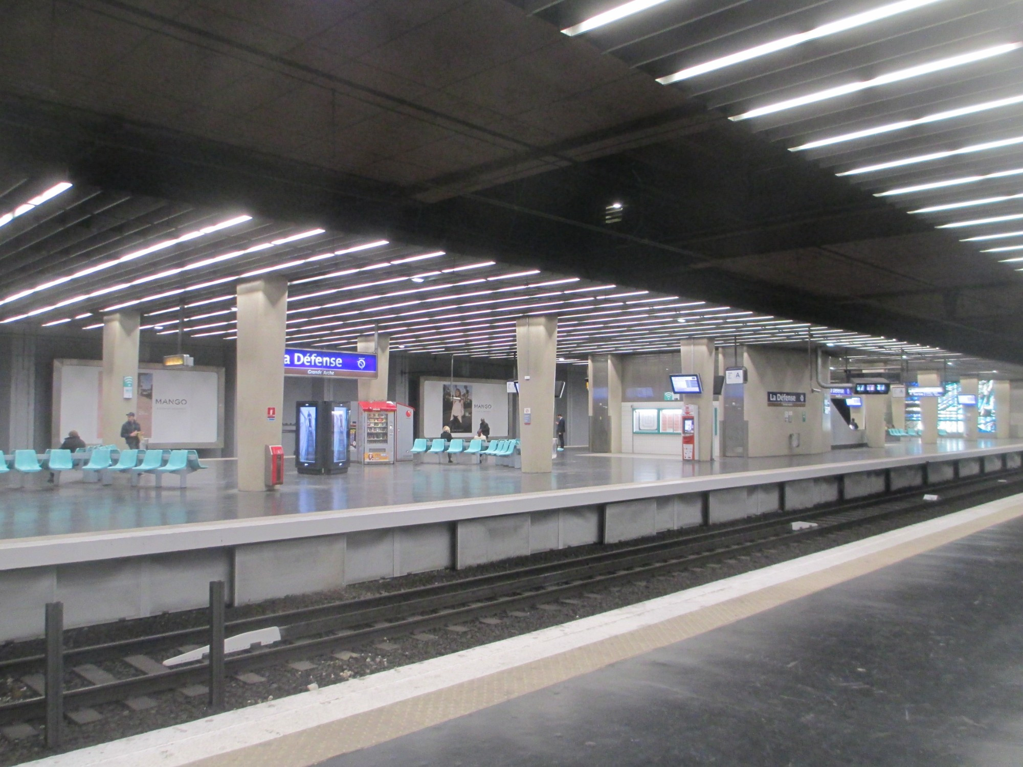Париж. Станция RER La Defense. (26.04.2017)