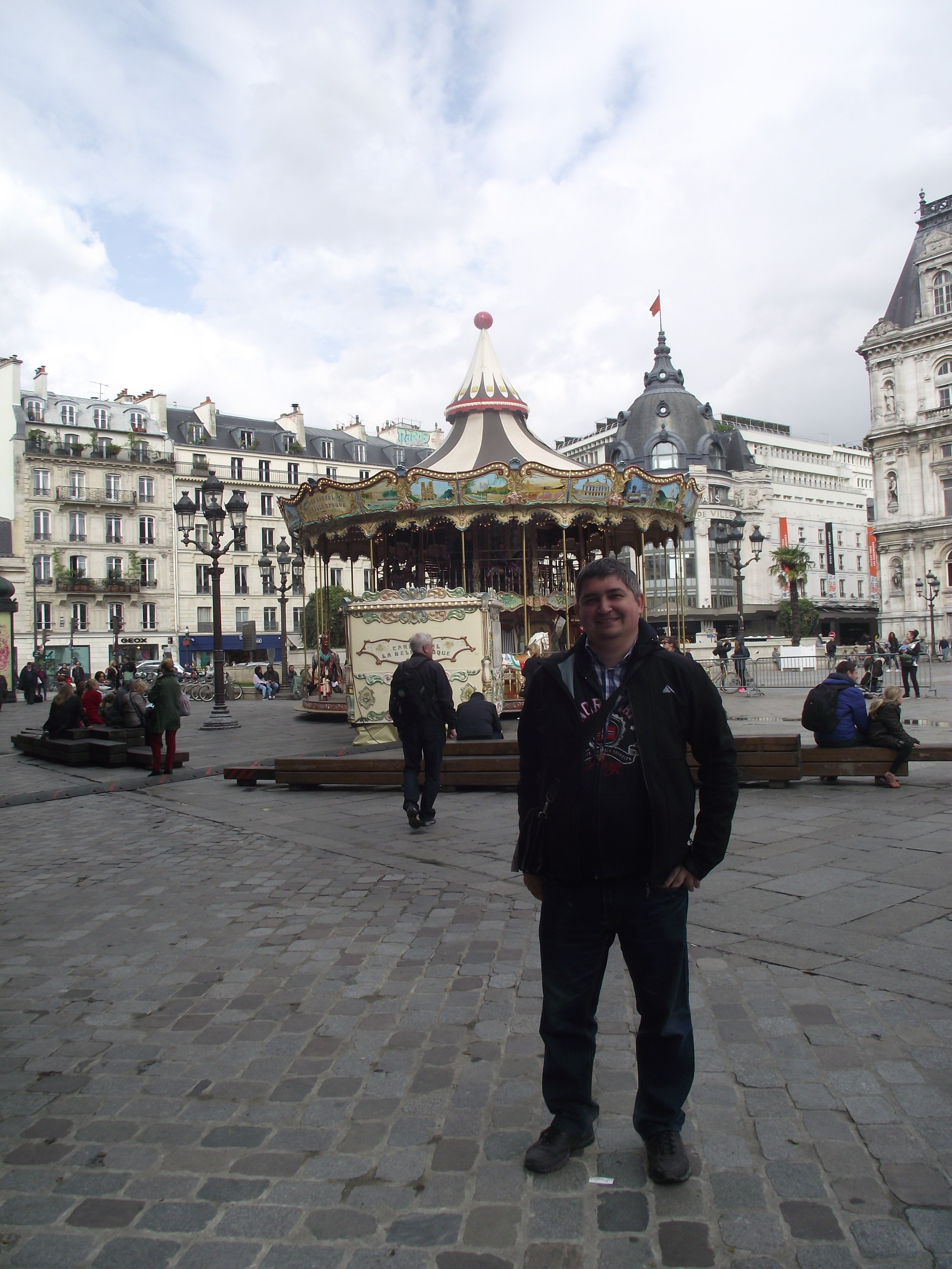 Париж. Я на площади Ратуши. (28.04.2017)