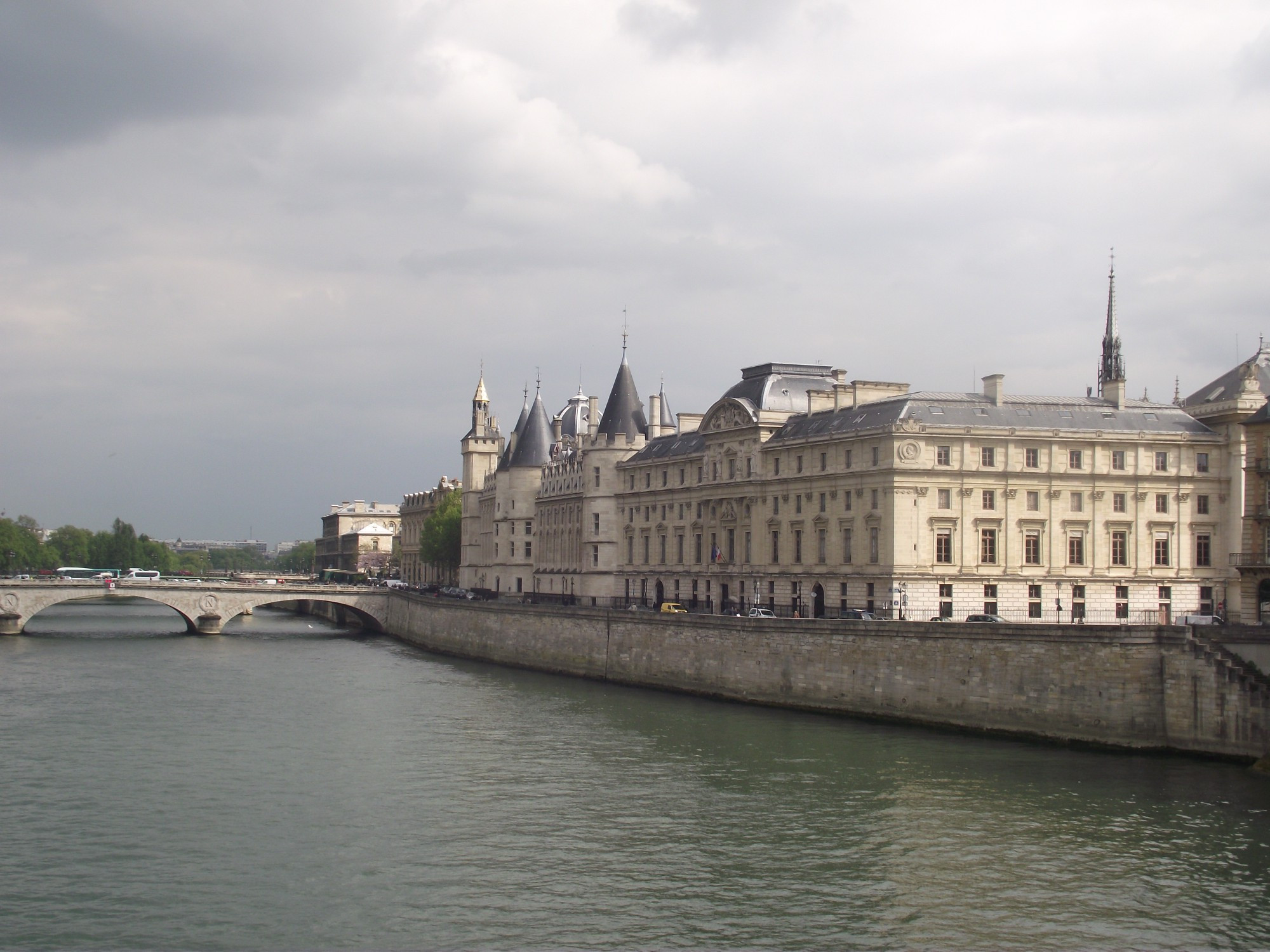 Париж. Вид на Консьержери с моста Пон-Нёф. (28.04.2017)